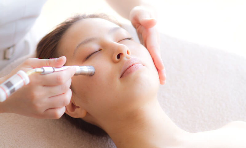 施術を受ける女性